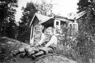 1948 Hasse och Toppi framfr Magnussons stuga