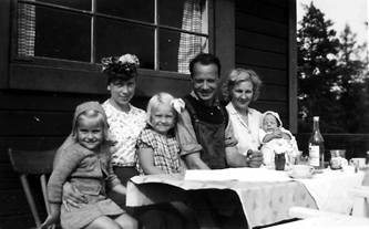 Tette och mamma Margit p kaffe hos familjen Brun. Mia med rosett i hret.jpg