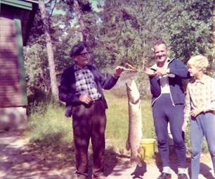Fiskar Mauritz och Lennart Andersson visar stolt upp en gdda fr kerstin.jpg