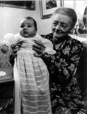 1946 Mormor med Toppi p dopdagen